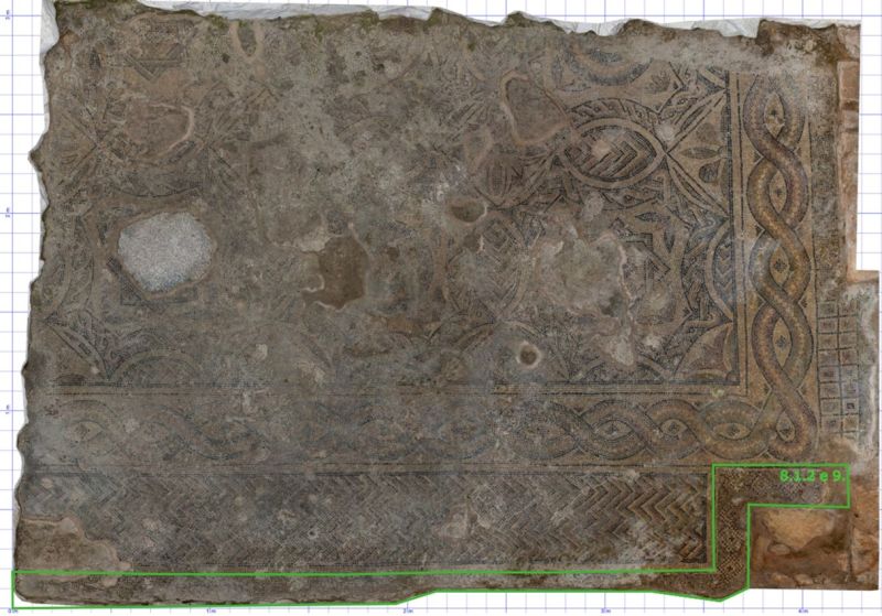 Ficheiro:8.1.2 e 9 Moldura quadrados sobre o vértice.jpg