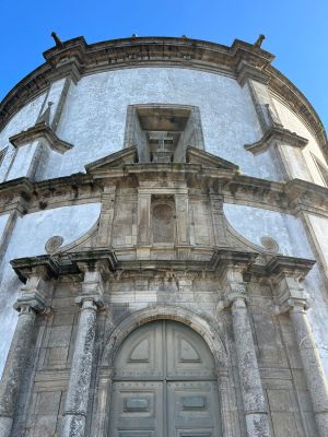 Fachada principal da entrada da igreja do Mosteiro da Serra do Pilar