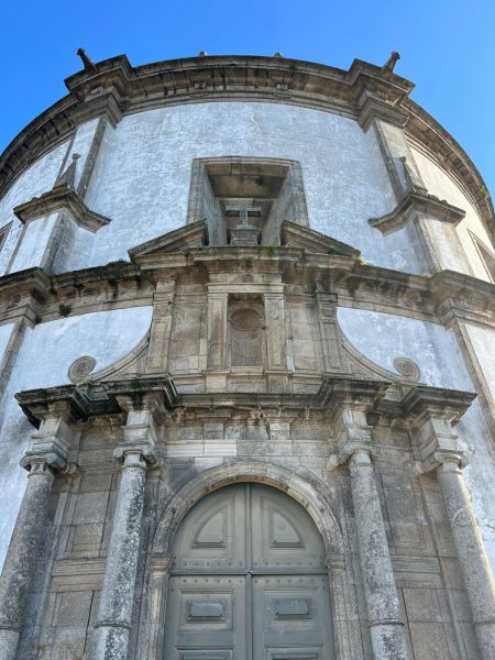 Ficheiro:Fachada principal da entrada da igreja.jpg