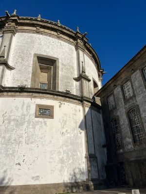 Fachada lateral da igreja do Mosteiro da Serra do Pilar