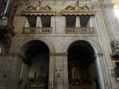 Interior da Igreja de São Bento da Vitória. Parede lateral da nave do lado do Evangelho. É possível visualizar-se duas capelas colaterais e as janelas gémeas rematadas por sanefas de talha