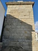 Fachada sul da Capela/Farol de São Miguel-O-Anjo com inscrição