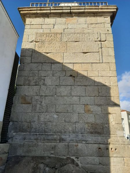 Ficheiro:Fachada sul com inscrição.jpg
