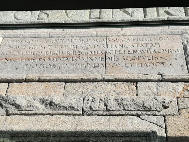 Ficheiro:Inscrição do lado direito da torre.jpg