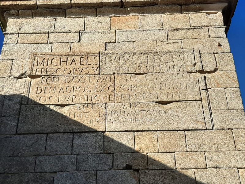 Ficheiro:Pormenor da inscrição da fachada sul da torre.jpg
