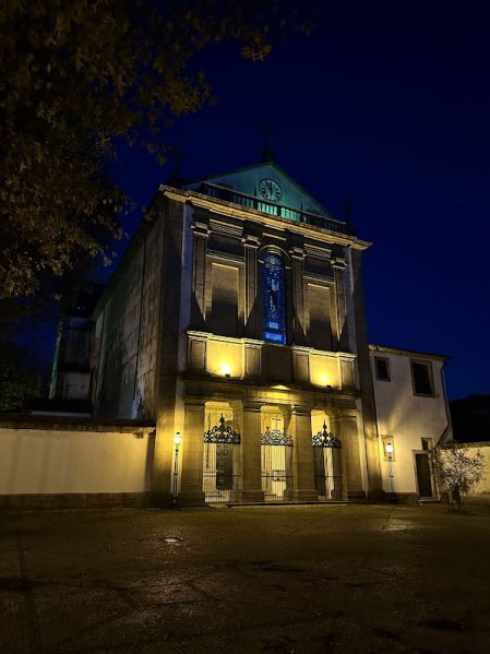 Ficheiro:Mosteiro Moreira - Vista noturna (2).jpg