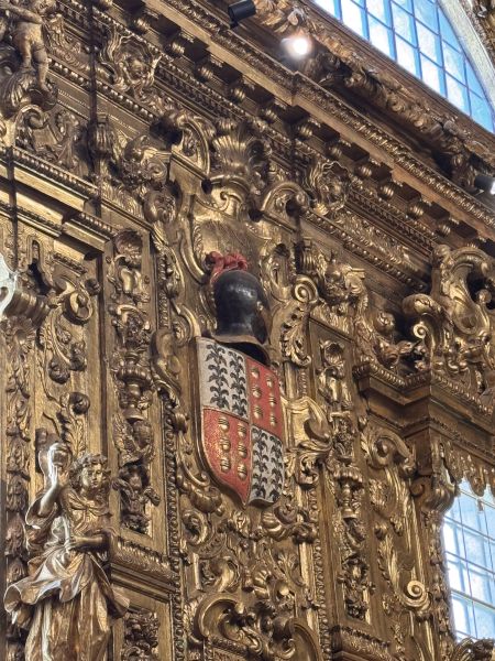 Ficheiro:Pormenor de brasão de armas na capela-mor.jpg