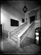 Interior do edifício, destacando a escadaria.