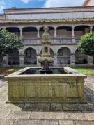 Fonte do claustro e pormenor das arcadas