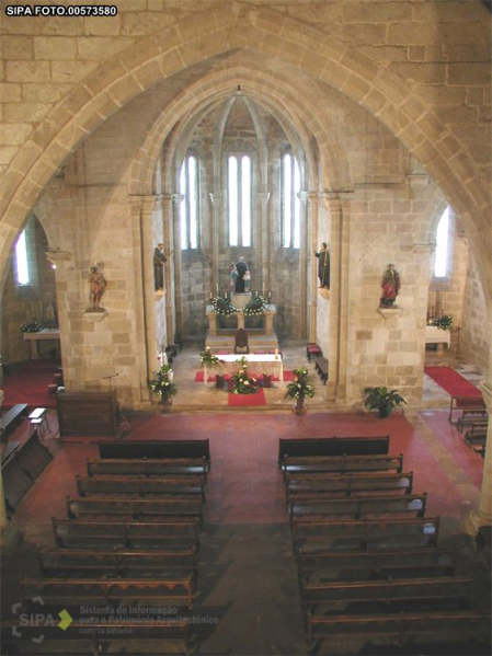 Ficheiro:Interior- nave e capela-mor (vista do coro-alto) da Igreja do Convento de Santa Clara, em 2003..png