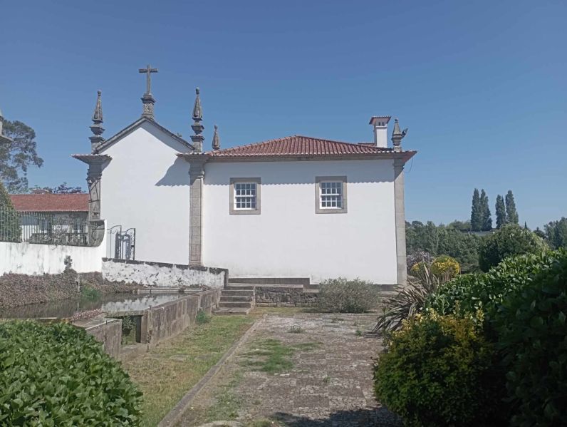 Ficheiro:Vista Lateral da Quinta dos Cónegos .jpg