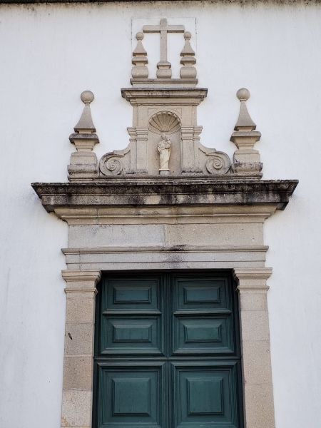 Ficheiro:Porta lateral igreja.jpg