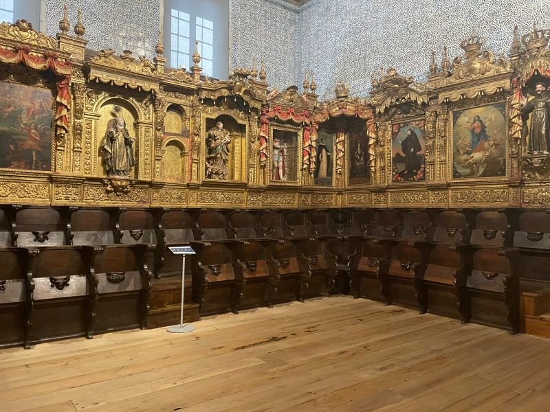 Ficheiro:Cadeiral em U do coro alto.jpg