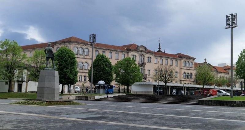 Ficheiro:Fachada do Lar Conde de Agrolongo.jpg