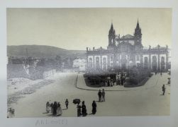 Largo Carlos Amarante após a demolição do Convento dos Remédios (In: Braga d'outros tempos: fotografias do arquivo da foto aliança. Braga: Câmara Municipal de Braga; Museu da Imagem, 2005)