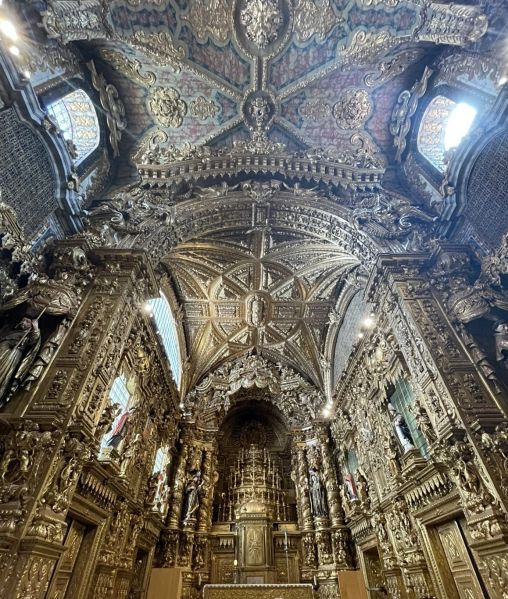 Ficheiro:Vista panorâmica da capela-mor.jpg