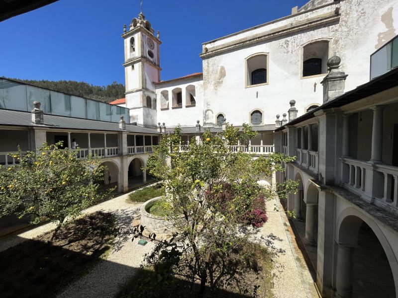Ficheiro:Claustro, vista do piso superior.jpg