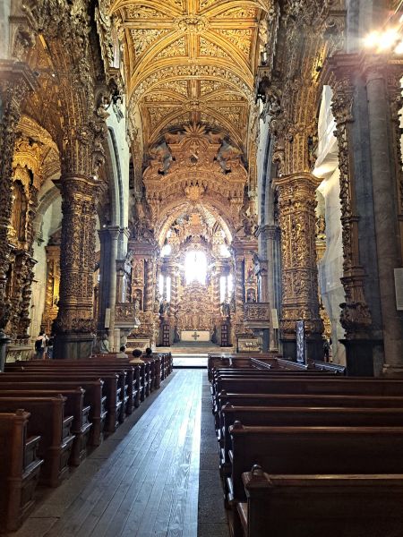 Ficheiro:Nave Central e Altar igreja S. Francisco Porto.jpg