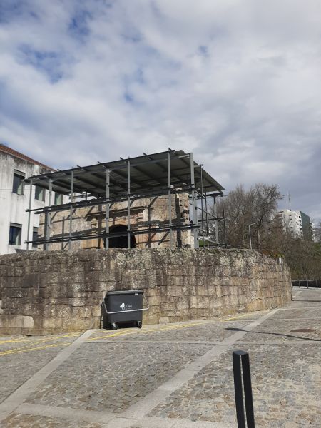 Ficheiro:Fachada das ruínas do Convento de Santa Clara de Amarante vistas do Largo de Santa Clara.jpg