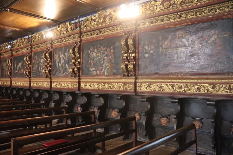 Ficheiro:Espaldar e painéis do coro-baixo.jpg