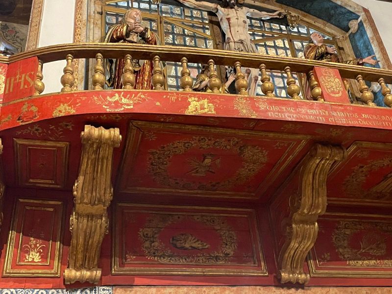 Ficheiro:Chinoiserie no coro alto.jpg