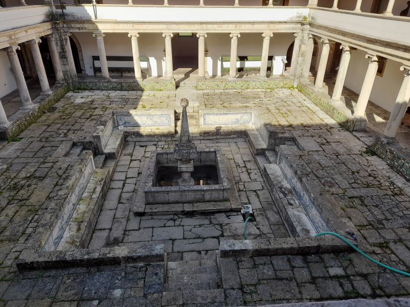 Ficheiro:Claustro - Convento de Jesus.jpg