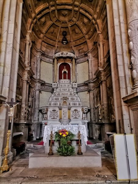 Ficheiro:Capela-mor Igreja da Misericórdia do Porto.jpg